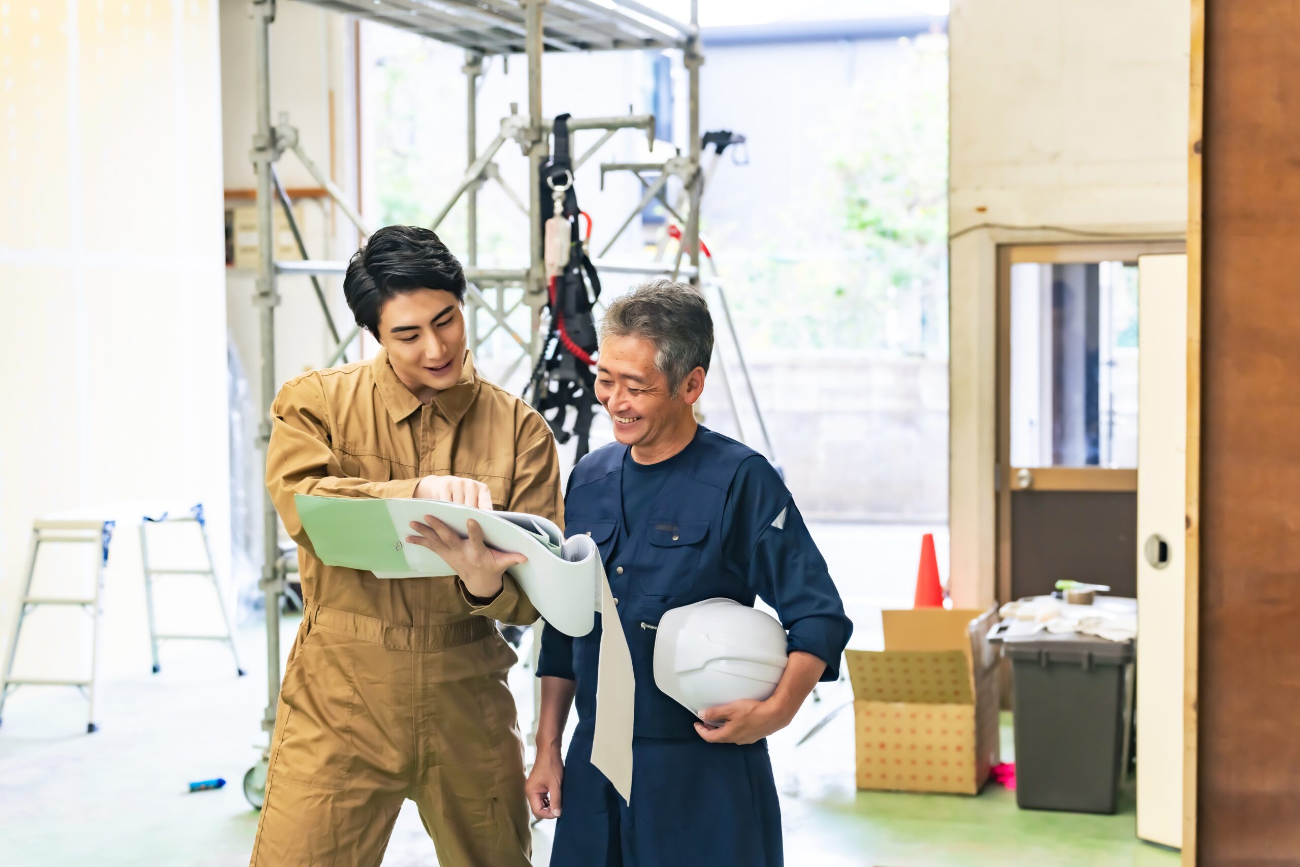 Carpenter,And,Worker,Consulting,At,A,Construction,Site