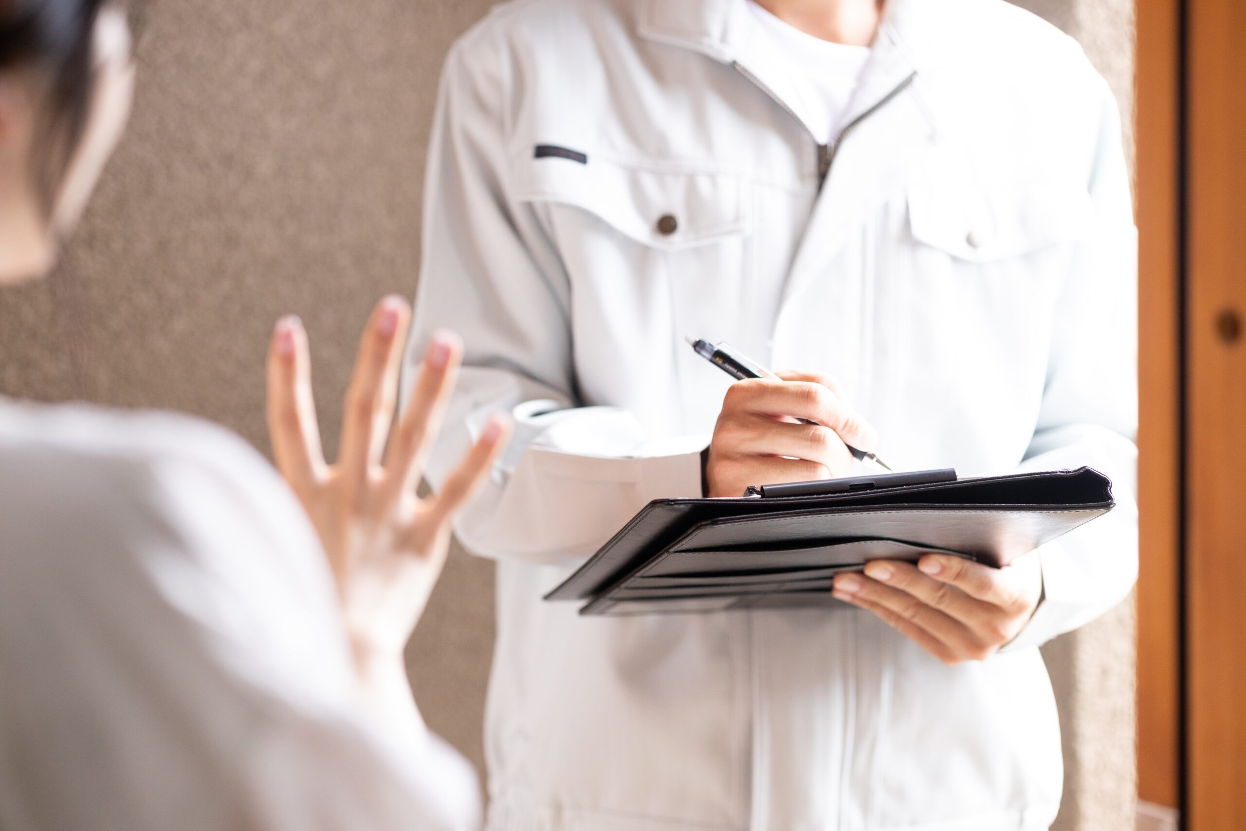 A,Housewife,And,A,Man,In,Work,Clothes,Refusing,A