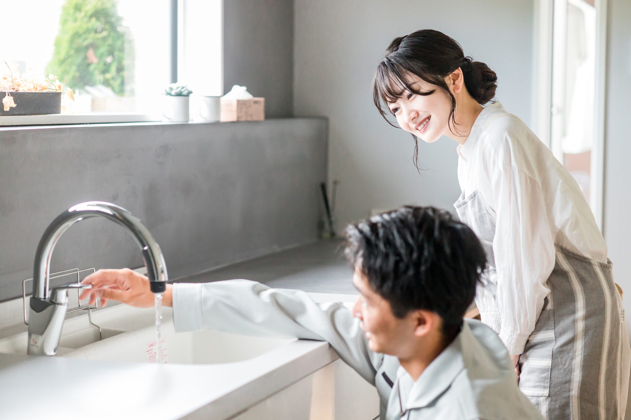 A,Housewife,Receiving,Explanations,From,A,Plumber,And,Plumber,In